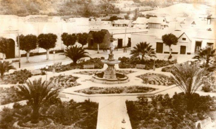 Antigua Fotografía muestra la Plaza de Armas de Moquegua.