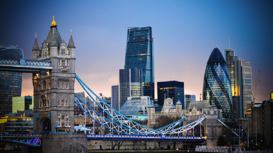 Londres. Esta capital es la mejor en términos de Movilidad y Transporte Público, así como en materia de Capital Humano. Posee el mayor número de escuelas de negocios y universidades, y es también la segunda en proyección internacional.